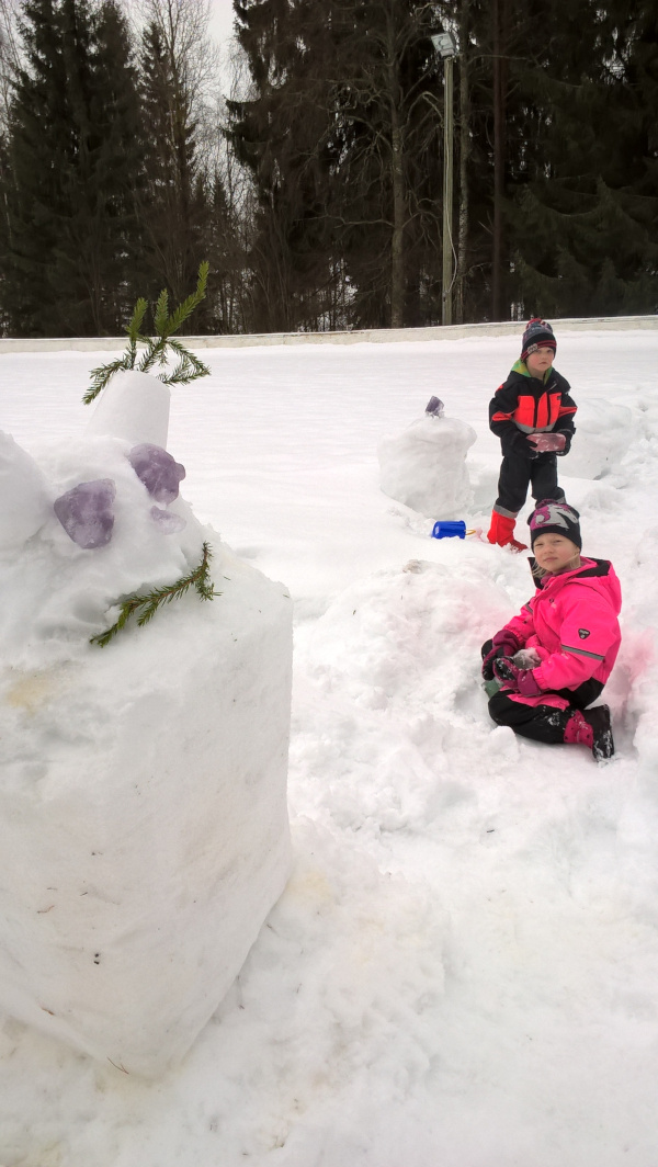 Talviriehassa 16.3. MÃ¤ntyrannalla, saatiin muovata lumesta hauskoja hahmoja.
