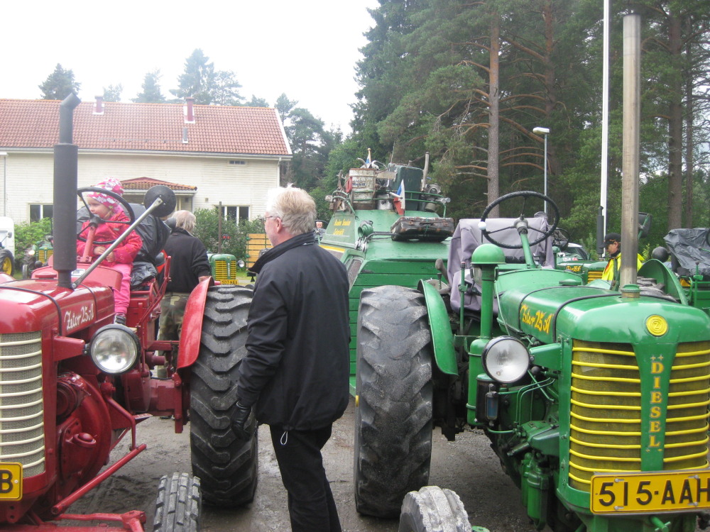 Zetoristit (16 traktoria) vierailivat MÃ¤ntyrannalla  matkallaan OulujÃ¤rvelle, kylÃ¤pÃ¤iviemme kynnyksellÃ¤ 19.7.2013. Mainiosti entisÃ¶idyt menopelit herÃ¤ttivÃ¤t aitoa ihailua.
